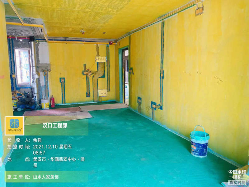 武漢華潤(rùn)翡翠中心潤(rùn)璽裝修工地黃墻綠地施工。