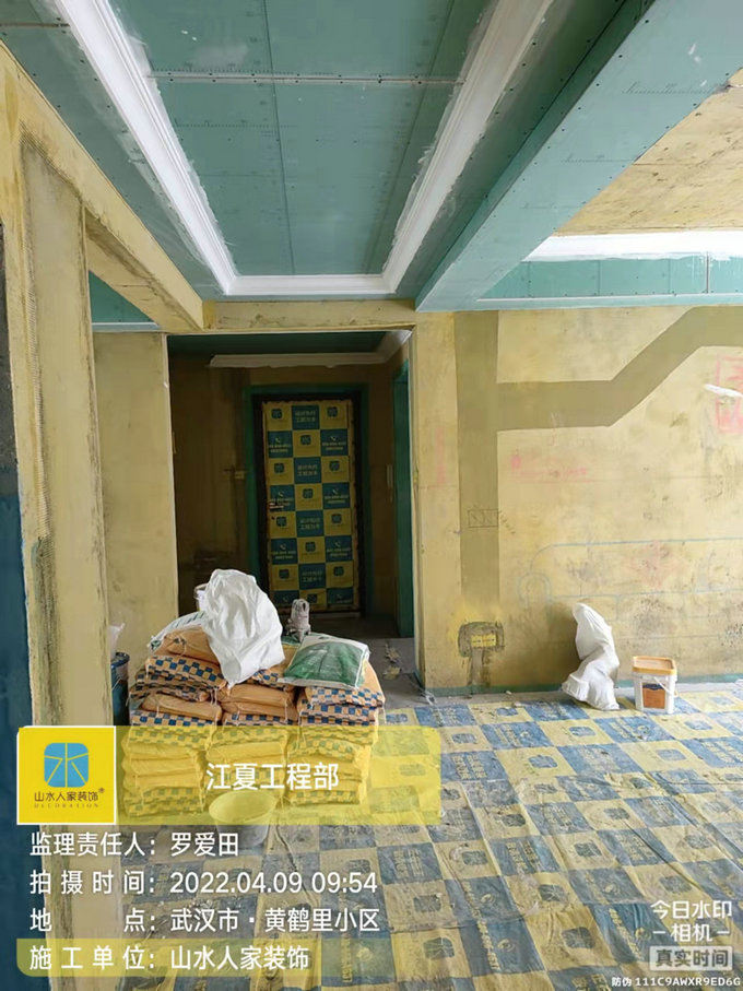 黃鶴里小區(qū)泥木完工油漆進場