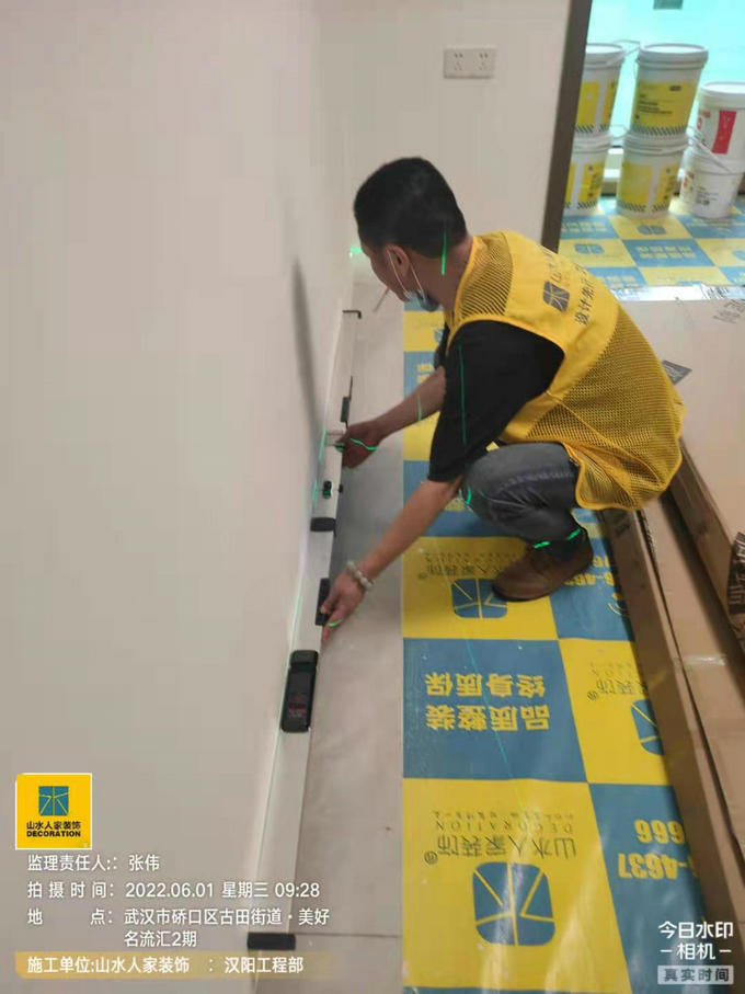 漢陽(yáng)工程部領(lǐng)導(dǎo)在裝修工地檢查施工情況