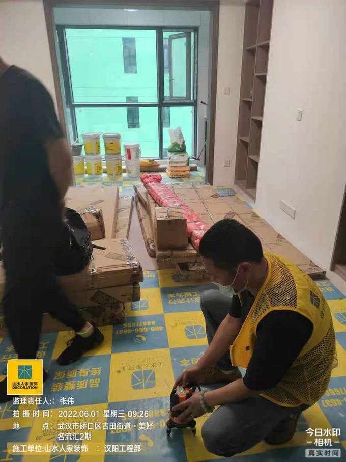 漢陽(yáng)工程部領(lǐng)導(dǎo)在裝修工地檢查施工情況