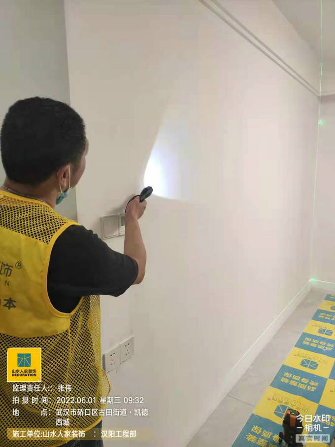 漢陽(yáng)工程部領(lǐng)導(dǎo)在裝修工地檢查施工情況