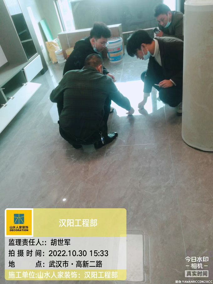 山水人家裝飾漢陽工程部領(lǐng)導檢查工地
