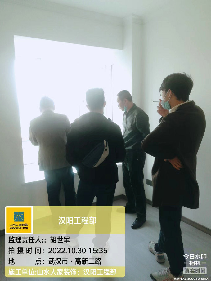 山水人家裝飾漢陽工程部領(lǐng)導檢查工地