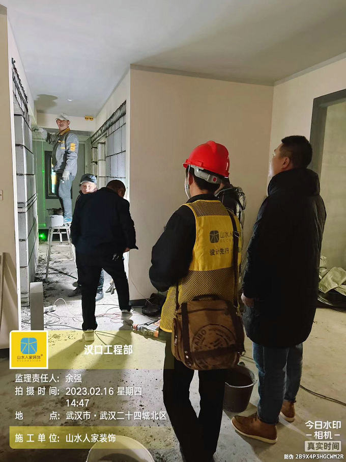 華潤(rùn)二十四城小區(qū)工程部領(lǐng)導(dǎo)巡查工地