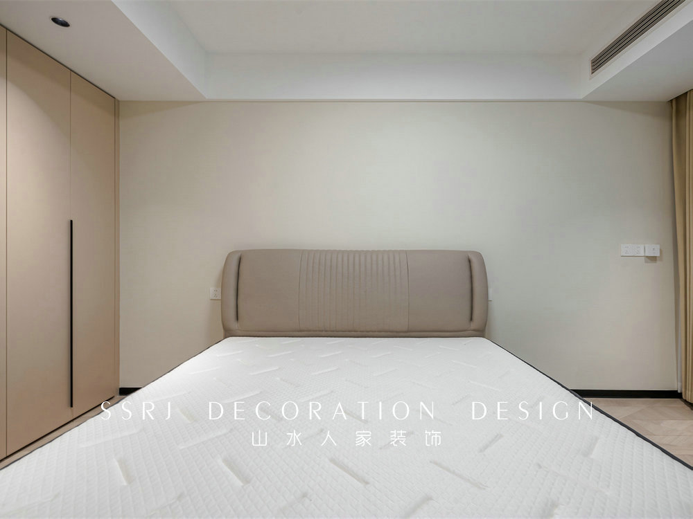 綠地中央廣場320平現(xiàn)代風格裝修效果圖