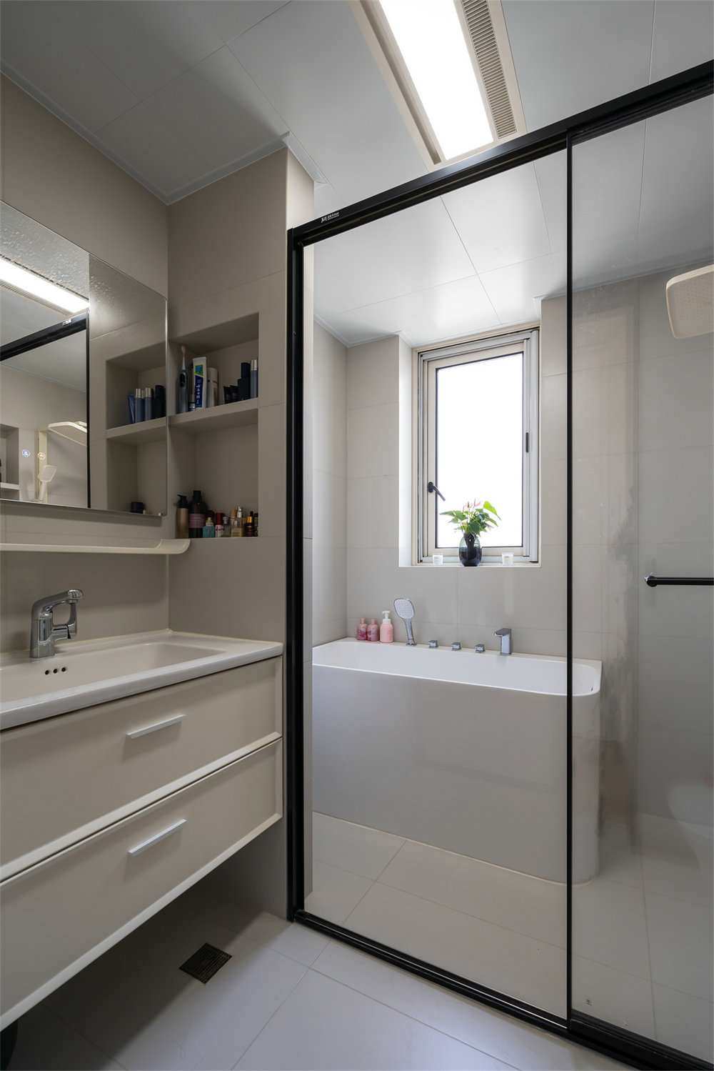 東湖名居151平現(xiàn)代風格裝修效果圖