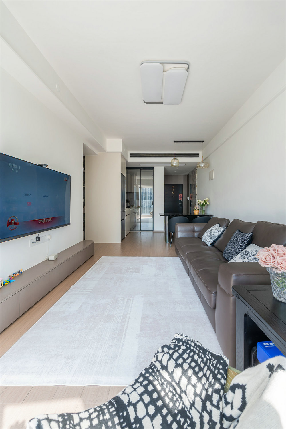 華僑城紅坊99平現(xiàn)代風格裝修效果圖