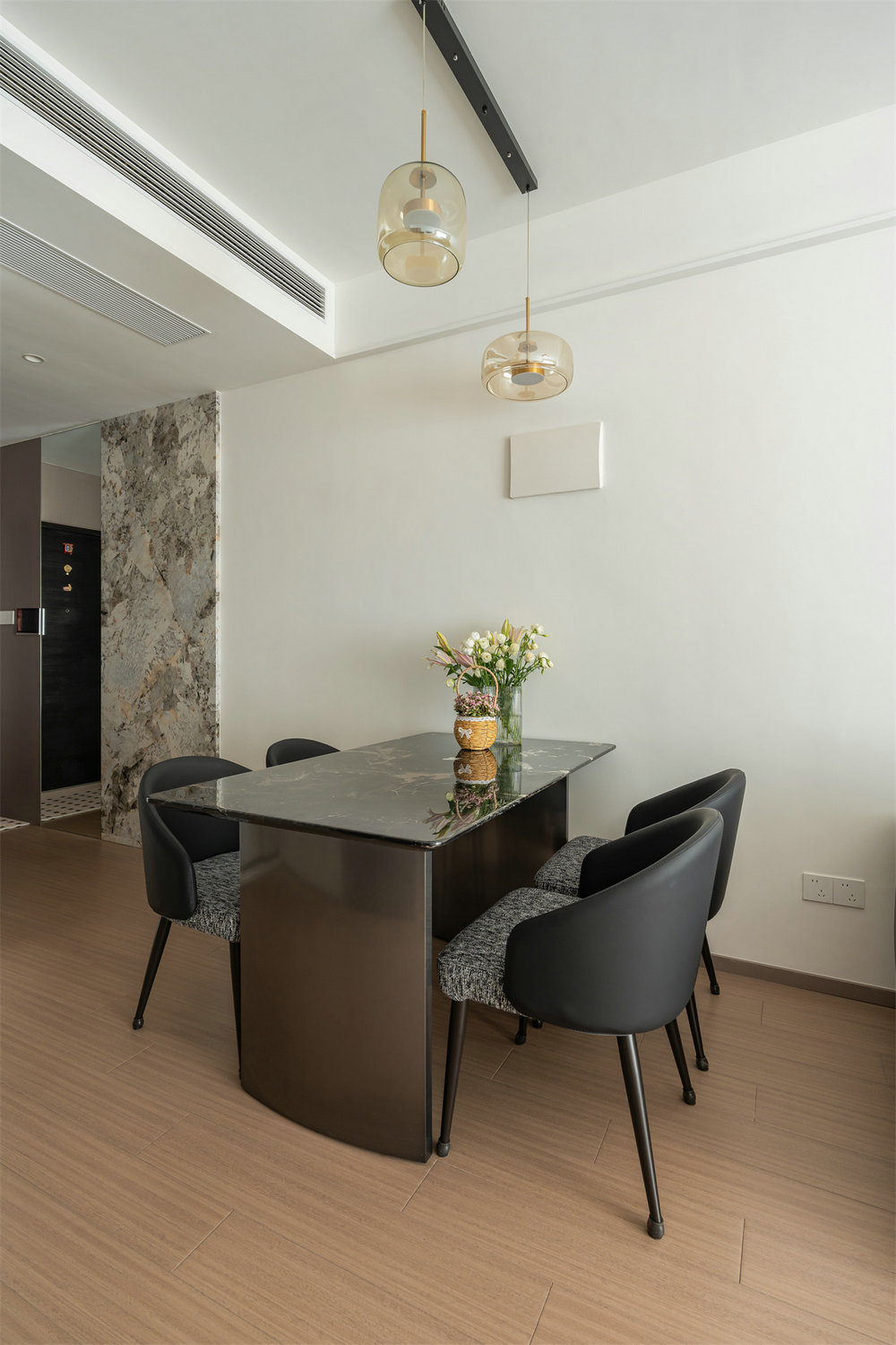 華僑城紅坊99平現(xiàn)代風格裝修效果圖