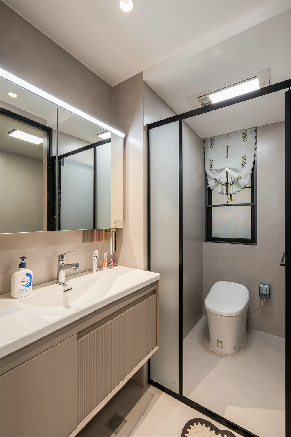 華僑城紅坊99平現(xiàn)代風格裝修效果圖